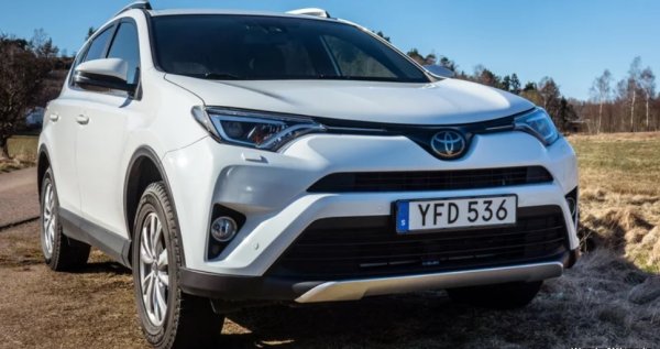 Оставаме в същото поколение, но това е годината, в която Toyota RAV4 беше преработен по няколко различни начина. Появи за първи пъте хибридна версия на компактния SUV. Освен това колата премина към LED фарове вместо използваните преди това халогенни крушки. Този редизайн също така направи RAV4 по-тих по време на шофиране.

По отношение на надеждността моделът от 2016 г. е също толкова добър, колкото и 2013 г., ако не и отгоре. Броят на изтеглянията е намалял до само три и той има приблизително една трета от докладваните проблеми в CarComplaints от своя предшественик от четвърто поколение. Моделите от 2017 г. и 2018 г., които идват след това, са оценени почти идентично с модела от 2016 г. и на теория всеки от тях би бил достоен за вашата покупка. 

Това, което поставя модела от 2016 г. на върха, е цената. За по-основните пакети можете да намерите RAV4 от 2016 г. за под 13 000 евро. Ако искате нещо с всички екстри, ще трябва да извадите още 3-4 бона в евро. През следващите години цените скачат драстично.